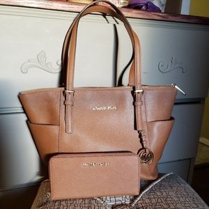 GREAT CONDITION! MICHAEL KORS PURSE w/ WALLET